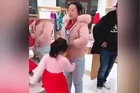 只因没给她买饮料，5岁女儿当众连环踢母亲，一旁爸爸所做太解气图片