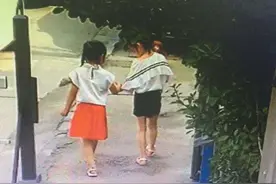 石家庄：两女娃手拉手走丢，民警急搜寻图片