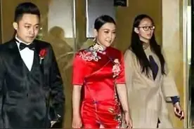 41岁郝蕾演绎复古时尚，穿红色旗袍秀丰满身材，真怕扣子崩开图片