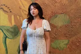 胸大女生今年夏天都这么穿，显瘦又清纯图片