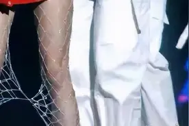 吴宣仪袜子勾在一起，网友嫌“太丑”，像90年代偏远地区小年轻图片