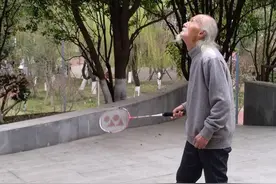 每天打羽毛球60分钟能抗癌症，多位“老顽童”驰骋赛场是最好证明图片