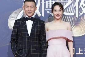 聂远夫妇同框，32岁妻子穿露肩粉裙像要掉落，真想上去帮她提一下图片