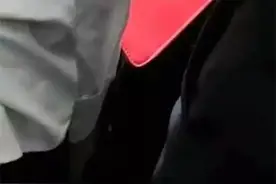 地铁惊现“猥亵男”，把手伸进裙子里，热心乘客的这波操作值得学习图片