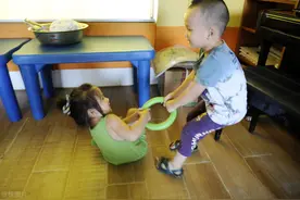 孩子“姐姐抢我的玩具”，妈妈“你可以抢回来”，还有一句重要图片