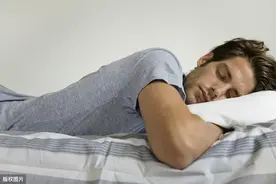 人在睡觉时，身体会突然抖动一下？别不在意，可能是患上这种病图片