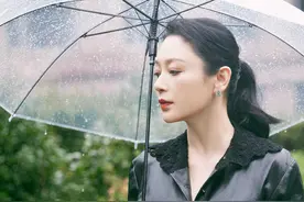 陈红新造型又惊艳了，穿黑皮衣配百褶裙雨中漫步，侧颜“美爆”图片