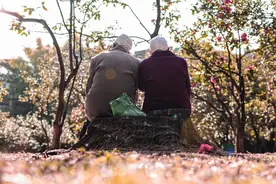 故事：60岁老头一生未婚，苦等40年只为和初恋再续前缘图片