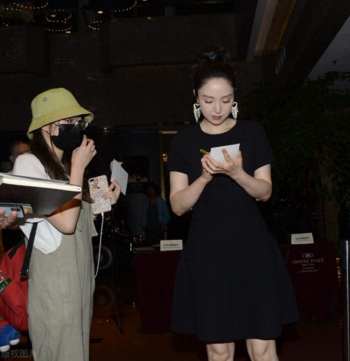 董璇一袭黑色的连衣裙优雅知性,爱心水钻耳环温婉大方