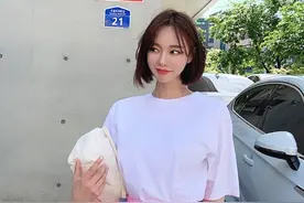 入夏少穿长裤，时髦女人用短裤搭配T恤，满满都是清爽时髦魅力图片