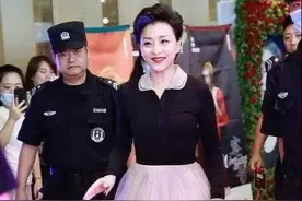 杨澜不上班更惊艳，穿黑白拼色连衣裙优雅时尚，挑染发型好洋气图片