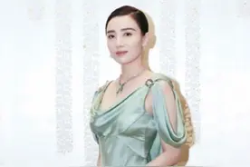 吉娜撞衫宋佳，到底是身材更重要还是气质更重要？一目了然图片