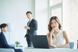 领导说“辛苦了”，怎么回？低情商只回“不辛苦”，高情商这样回图片