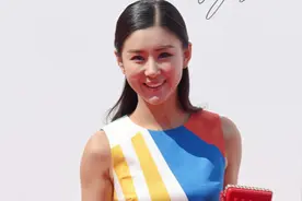 李小萌难怪人气那么高，穿彩色上衣配半身裙，身材有点肉肉更性感图片