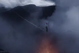 不要命的挑战！冒险者活火山口走绳，脚下浓烟滚滚看着都害怕图片