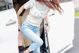 黄晓明的老婆杨颖穿着清新现身，紧身裤勒出好身材图片