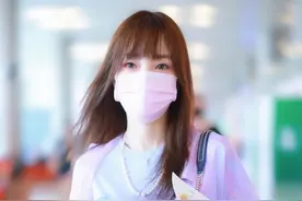 李小璐真是活出自我来！紫色衬衫搭配短裤，一袭打扮好冻龄图片