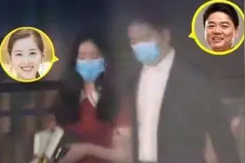 刘强东倦鸟归巢，饭后挽着老婆胳膊似“娇妻”，章泽天眼睛笑弯了图片