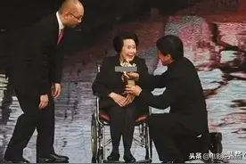 这个让成龙跪着颁奖的女人，是中国影史“美丽”传奇图片