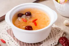 煮银耳汤，泡发后直接煮是错的，学会2个小技巧，出胶又多又快速图片