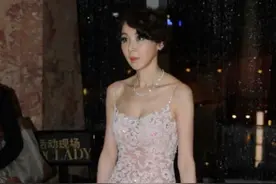 51岁萧蔷太任性，蕾丝“透视裙”身姿曼妙，S曲线真诱人！图片