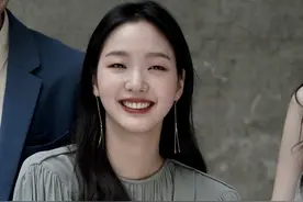 高允真撞衫金高银，整容模板败给天然单眼皮姐姐，气质差了好几度图片