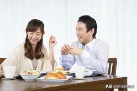 86岁婆婆瘫痪两年，去世后家人发现她枕头下的遗书，子女都很感慨图片