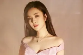 被王晓晨勾了魂！穿抹胸裙竟有“事业线”，骨感身材真深藏不露图片