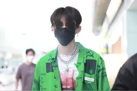 小鬼王琳凯现身机场，绿色运动装很亮眼，唱功极佳还多才多艺图片