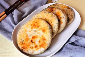 我做的野菜馅饼，薄皮大馅，外焦里嫩，早餐吃两个，又香又营养图片