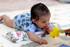 3个月是宝宝发育的里程碑，发育标准、具备能力、早教方法，收藏图片