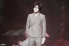 薛之谦新歌《尘》LIVE 全球首唱！一身斗篷装沉浸式演绎图片