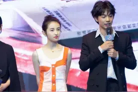 张子枫年纪挺小，“没长开”也好看，“功底”好踩恨天高也没事图片