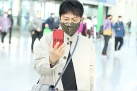 陈志朋穿搭“回归正轨”，穿长风衣出行简洁洒脱，相比以往好太多图片