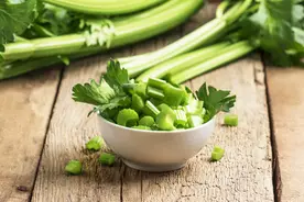 长期接触或者大量吃芹菜为什么会出现皮肤问题图片