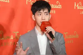 井柏然“灰白配”，化身精英商务男，散发成熟魅力图片