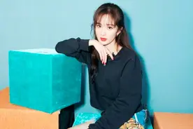 现在已经不流行露脚踝，明星都上头的彩色袜子，是时候该穿上了图片