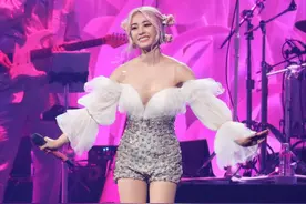 40岁蔡依林太惊艳，薄纱衬衫配钻石短裤冷艳霸气，哪吒头更甜美图片