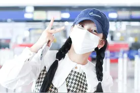 章若楠的邻家小妹造型都被这只大牌包毁了 不一定贵的就是好的图片