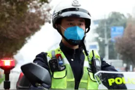 温江90后交警杨佳伟：有“颜值”更有担当图片