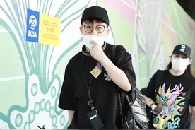 清爽少年！刘维穿个性短裤搭长筒袜，简约休闲不失时尚感图片