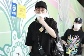 清爽少年！刘维穿个性短裤搭长筒袜，简约休闲不失时尚感图片