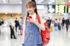 沈梦辰这是穿的啥，牛仔裙"布不够"用裤子"补全"，打扮真个性图片