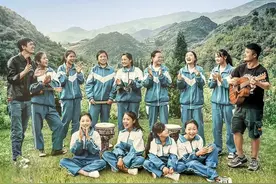 “昨晚，我被11个女孩子弄哭了”图片