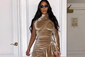 金·卡戴珊真尤物，穿小码裙子一身皱褶，勒出“葫芦身材”太招摇图片