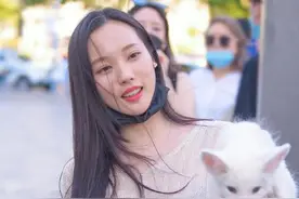 美女逛街，捡到一只小狐狸，美女穿着搭配比“狐狸”还要吸引人图片