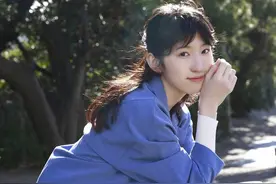 你是花丛中的蝴蝶，是百合花中的蓓蕾图片