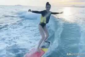 Angelababy撇下小海绵独自冲浪，穿连体泳衣秀身材，甘蔗腿太晃眼图片