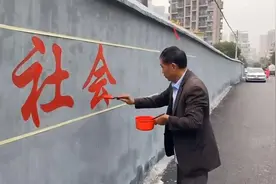 凭借一手行云流水的墙体字爆红网络，他被网友称为“行走的打印机”图片