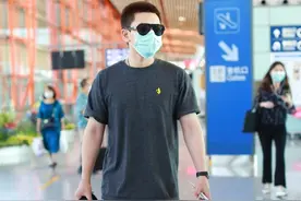 陈翔这款运动T恤真好看！束脚运动裤+条纹短袜+小白鞋，时尚休闲图片